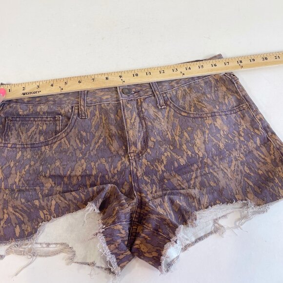 Free People Cutoff Frayed Shorts Size 29 Womens Purple Printed Denim Mid Rise - Picture 6 of 10
